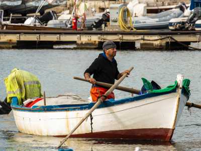 Ancora oggi questa � la patria dei varchecedd�re, che di notte, muniti di lampara, si dedicano alla pesca di polpi e �ciambotto� nell�immediato largo costiero. Il tutto a bordo dei classici e colorati gozzi, le piccole imbarcazioni in legno costruite dai maestri d�ascia negli anni passati
